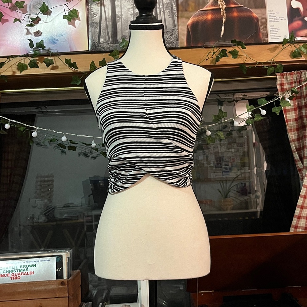 🖤Chic Black and White Striped Crop Top🤍